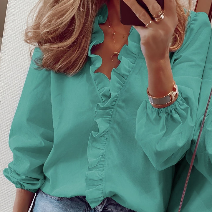 Blusa feminina com design de babados e decote V, uma peça versátil para moda casual e profissional.