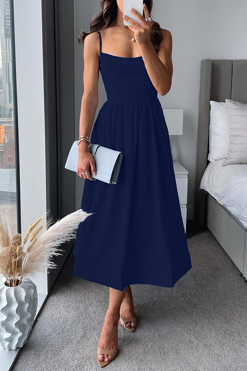 Vestido midi feminino chic para o verão, com alças finas e estilo versátil, combinando elegância e conforto na moda.