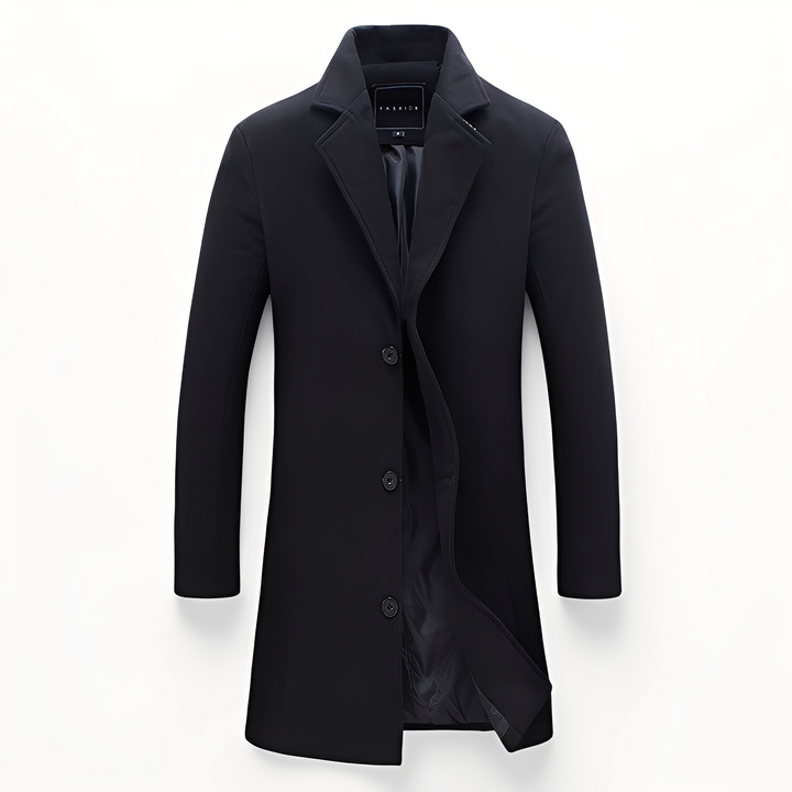 Casaco masculino formal elegante em modelo, exibindo caimento. Sobretudo de inverno com conforto e estilo moderno.
