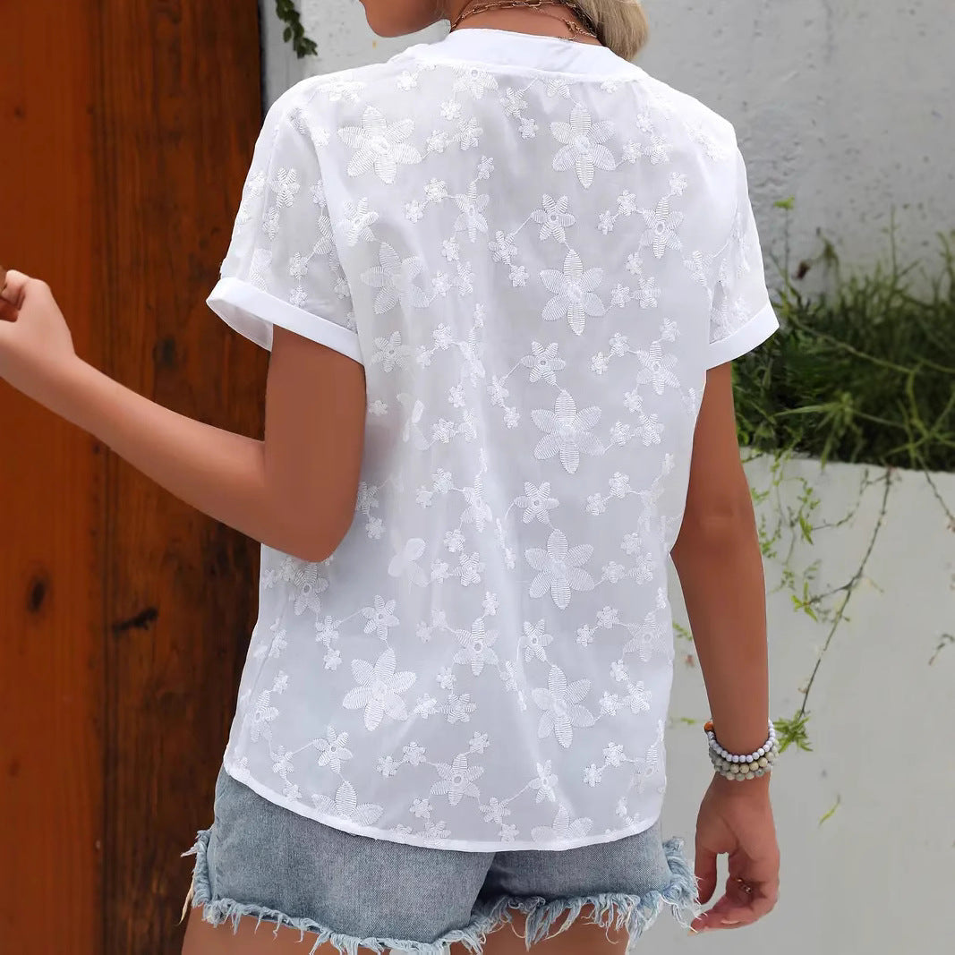 Detalhe da blusa feminina floral branca elegante. Estampa delicada de verão, ideal para um estilo casual chic e confortável.