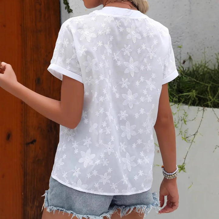 Detalhe da blusa feminina floral branca elegante. Estampa delicada de verão, ideal para um estilo casual chic e confortável.