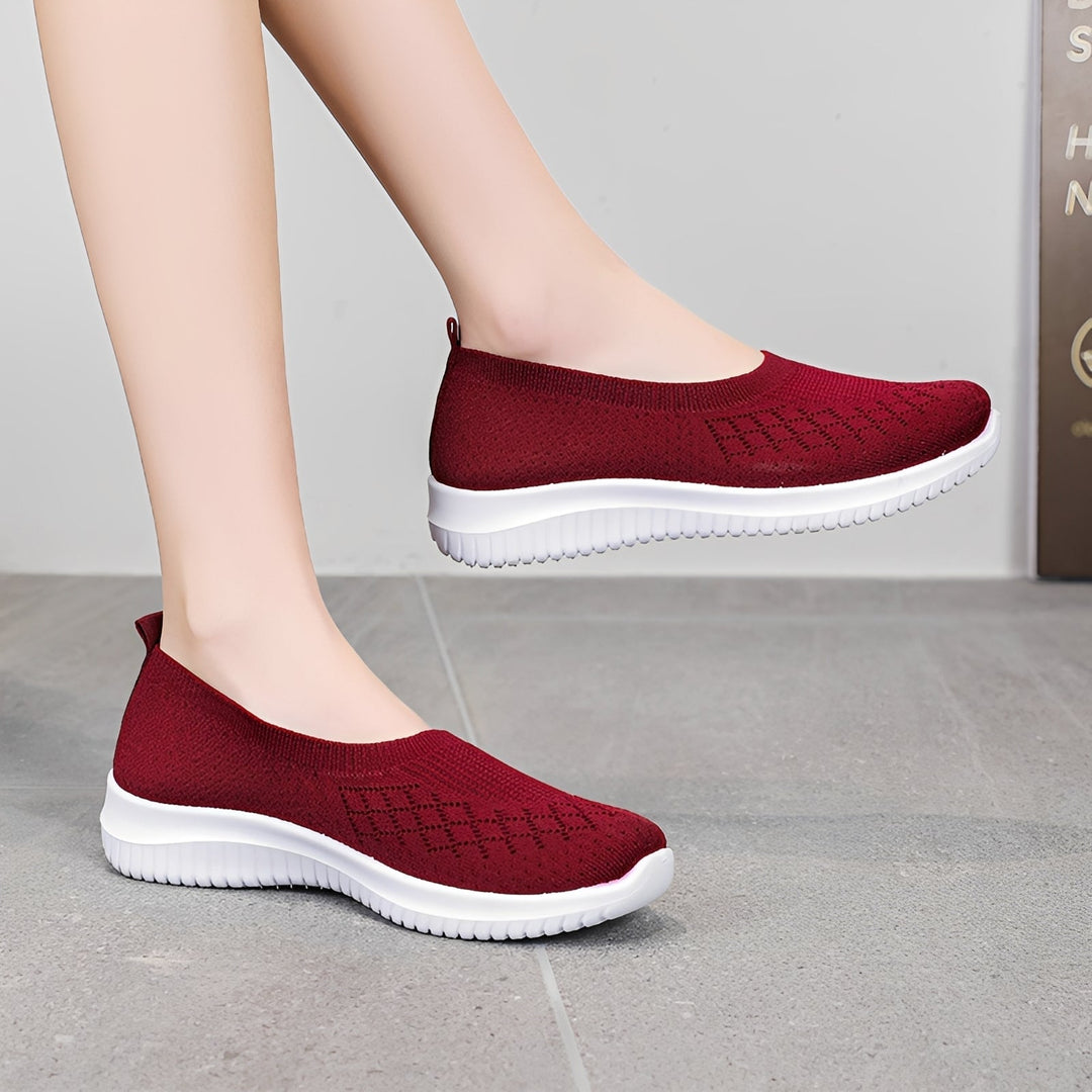 Detalhe de sapatos slip-on femininos para o verão, com design moderno e fácil de calçar.