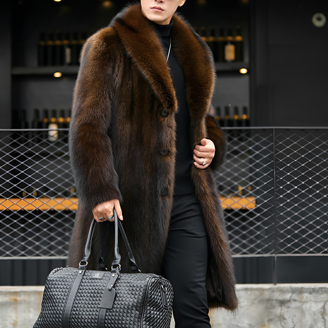 Casaco longo masculino preto elegante para inverno. Ideal para ocasiões formais e sociais, estilo atemporal.