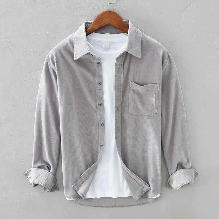 Roupa masculina: sobrecamisa casual de manga comprida, essencial para a moda de primavera e outono.