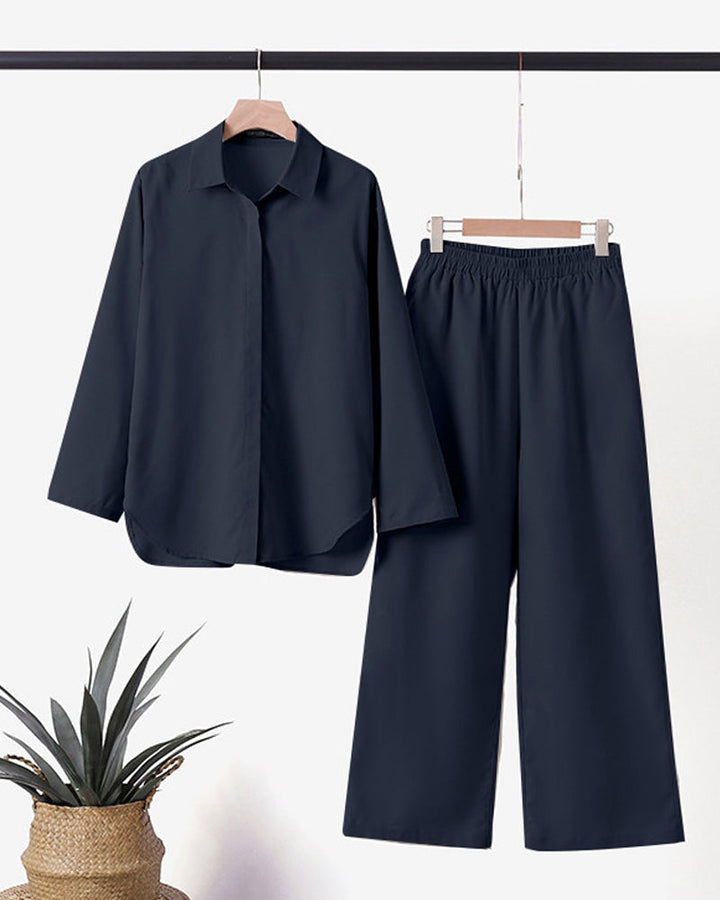 Top de manga curta e calças casuais com bolsos, formando um conjunto feminino de verão prático e moderno.