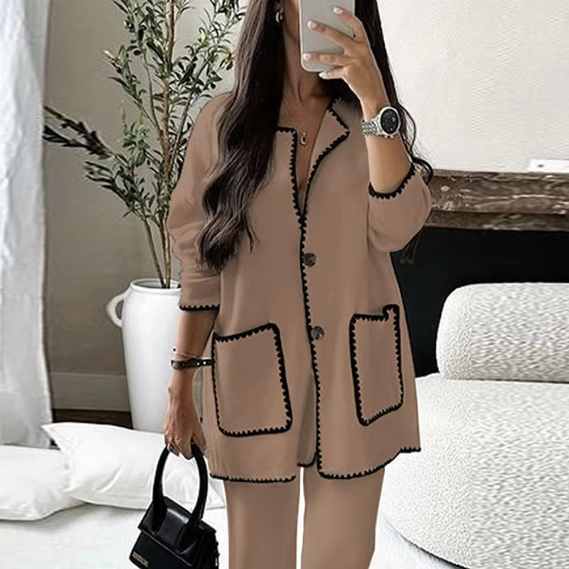 Look feminino com conjunto de duas peças. Roupa casual e elegante, ideal para o vestuário da mulher moderna.