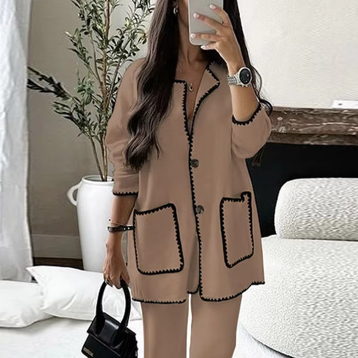 Look feminino com conjunto de duas peças. Roupa casual e elegante, ideal para o vestuário da mulher moderna.
