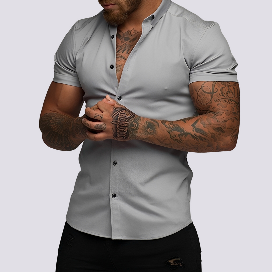 Camisa masculina confortável com lapela elástica. Roupa casual masculina para o verão, estilo moderno.