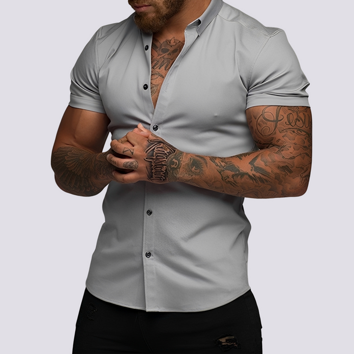Camisa masculina confortável com lapela elástica. Roupa casual masculina para o verão, estilo moderno.