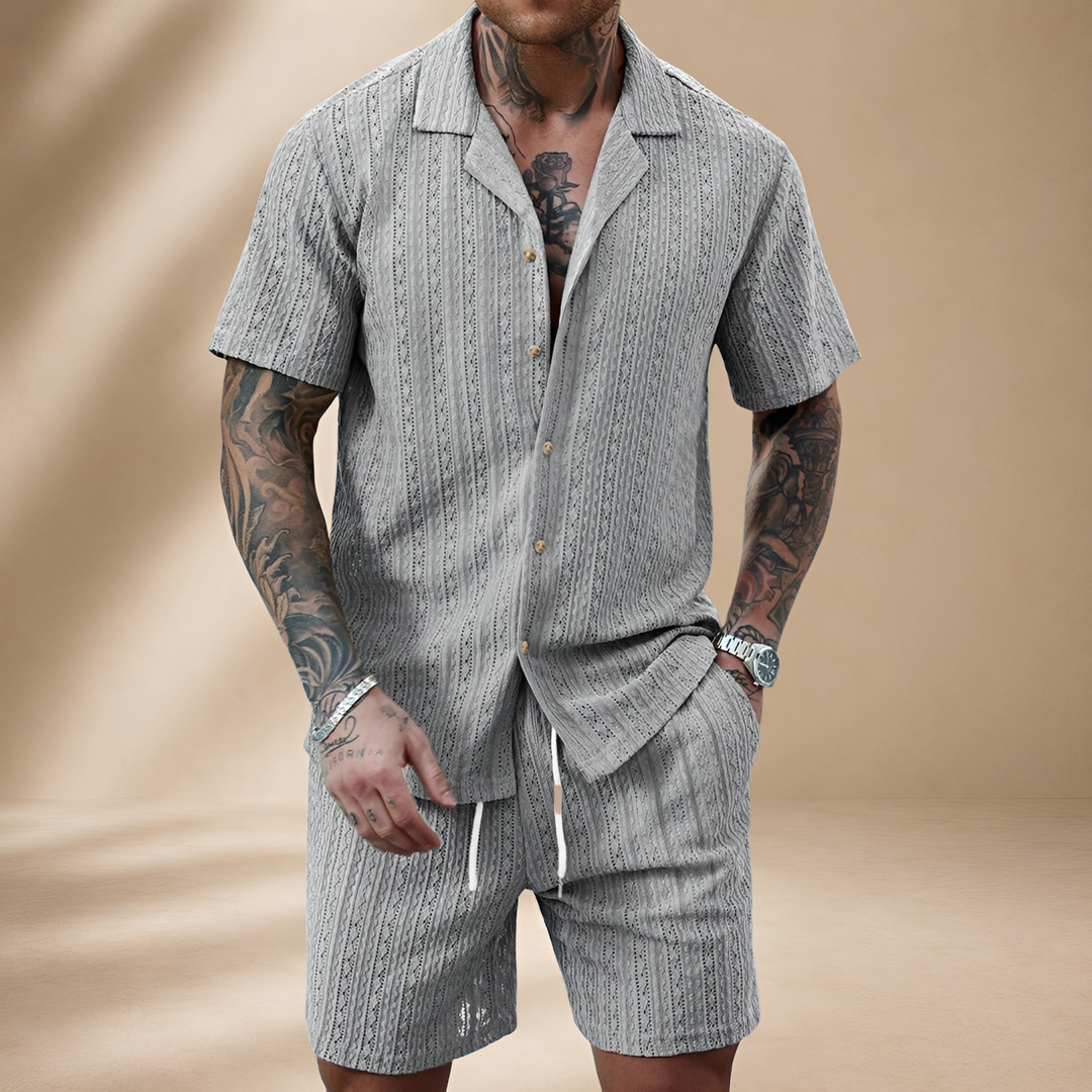 Roupa masculina de verão: conjunto relaxado para férias. Design moderno com recortes, oferece conforto e estilo casual.