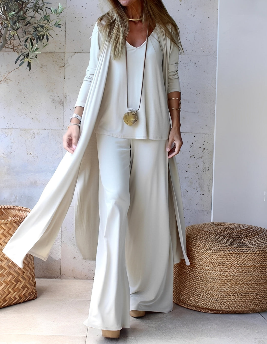 Conjunto feminino elegante de três peças para verão. Roupa feminina versátil e confortável com estilo solto.