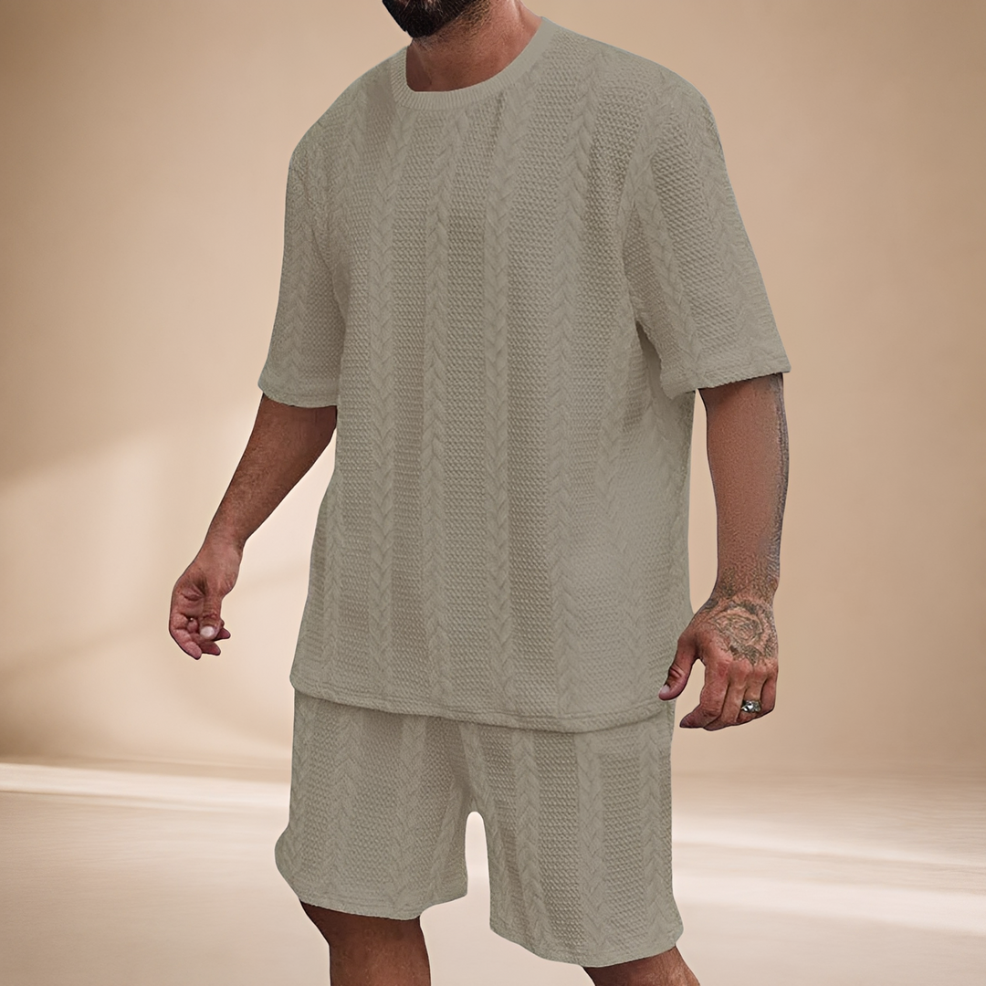 Conjunto masculino casual de verão com camiseta e shorts, ideal para lazer e conforto.
