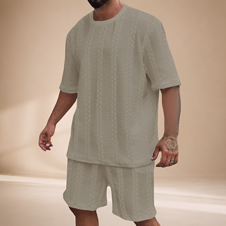 Conjunto masculino casual de verão com camiseta e shorts, ideal para lazer e conforto.