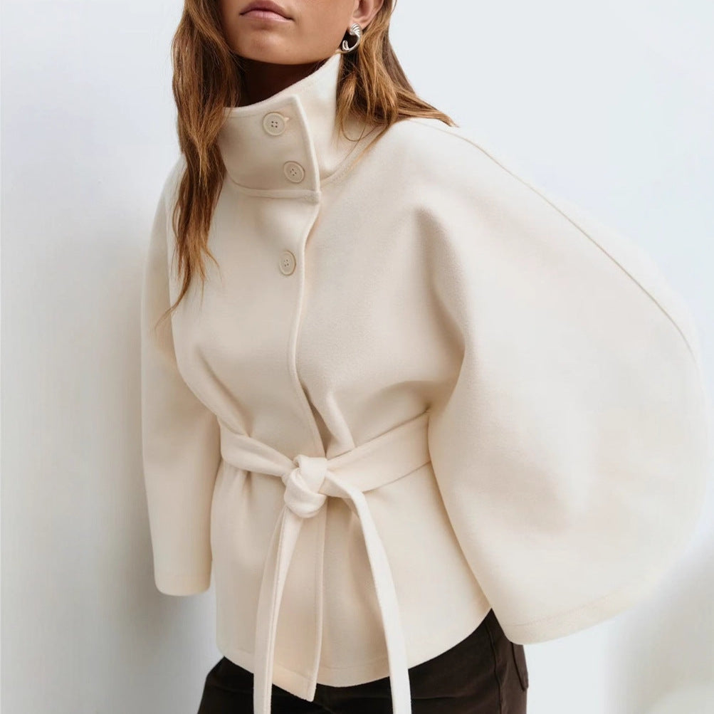 Casaco feminino Loraine elegante com corte fluido e cinto, perfeito para moda feminina e estilo chique.