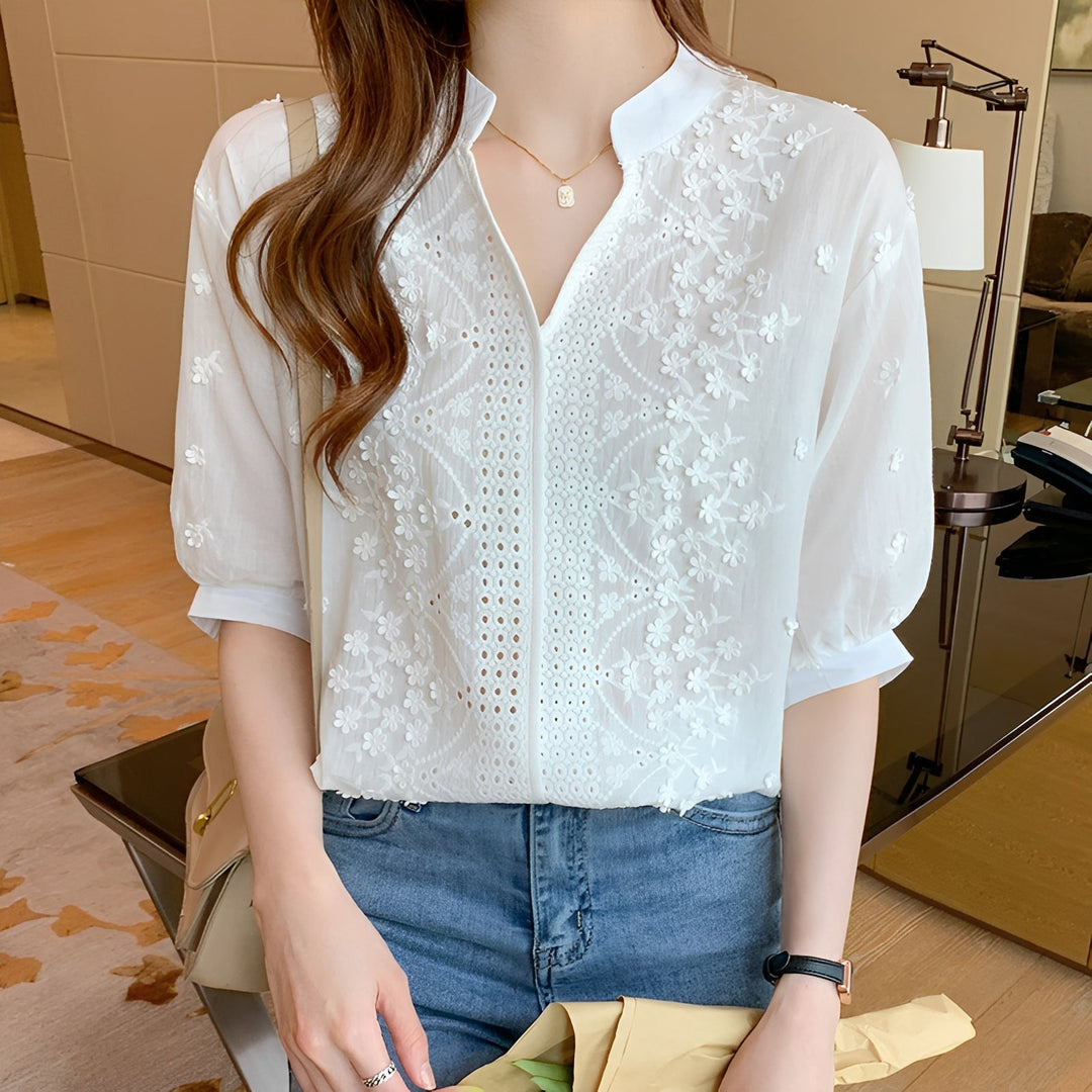 Blusa feminina branca elegante e versátil. Perfeita para o dia a dia, primavera e verão, combina estilo casual e sofisticado.
