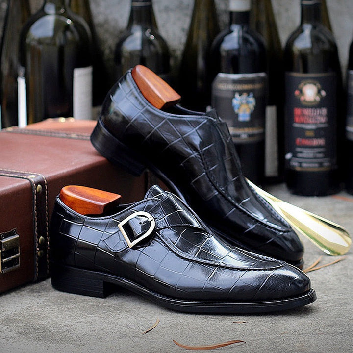 Slipper masculino preto em estilo clássico, oferece elegância e conforto para sapatos casuais de verão.