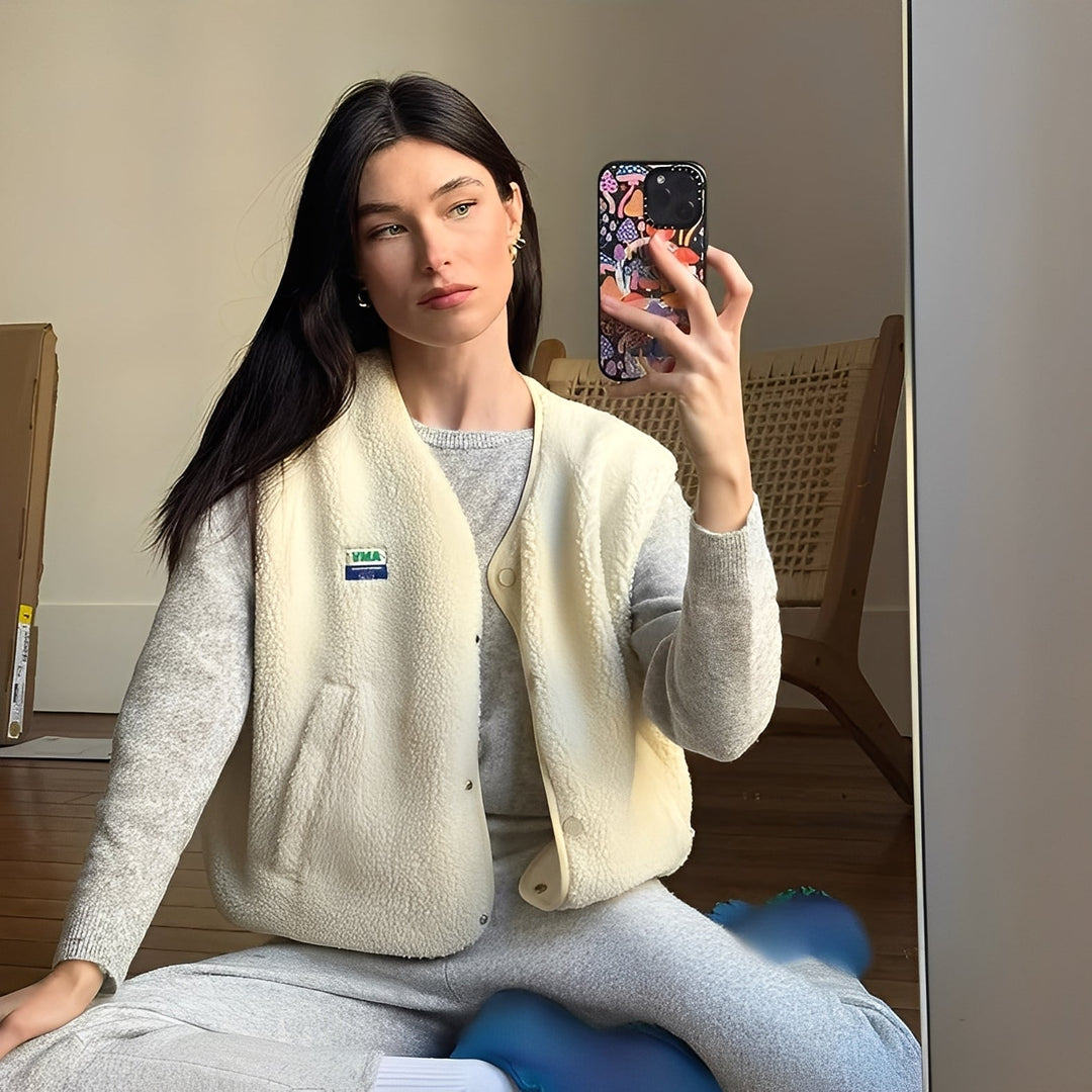 Colete feminino quente e confortável, ideal para camadas casuais e elegantes em qualquer estação do ano.