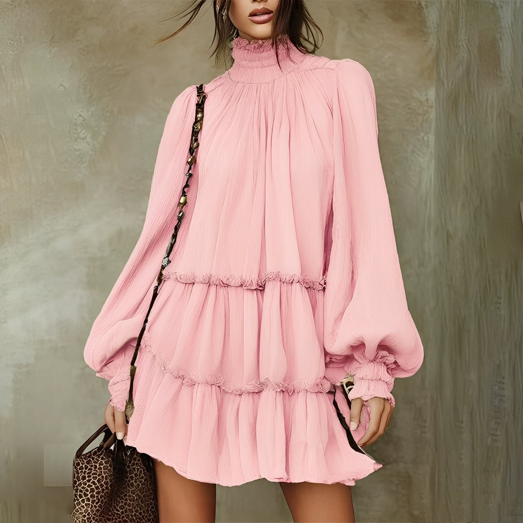Vestido feminino curto de verão com babados, estilo chique. Roupa casual com cores vibrantes para o dia a dia.