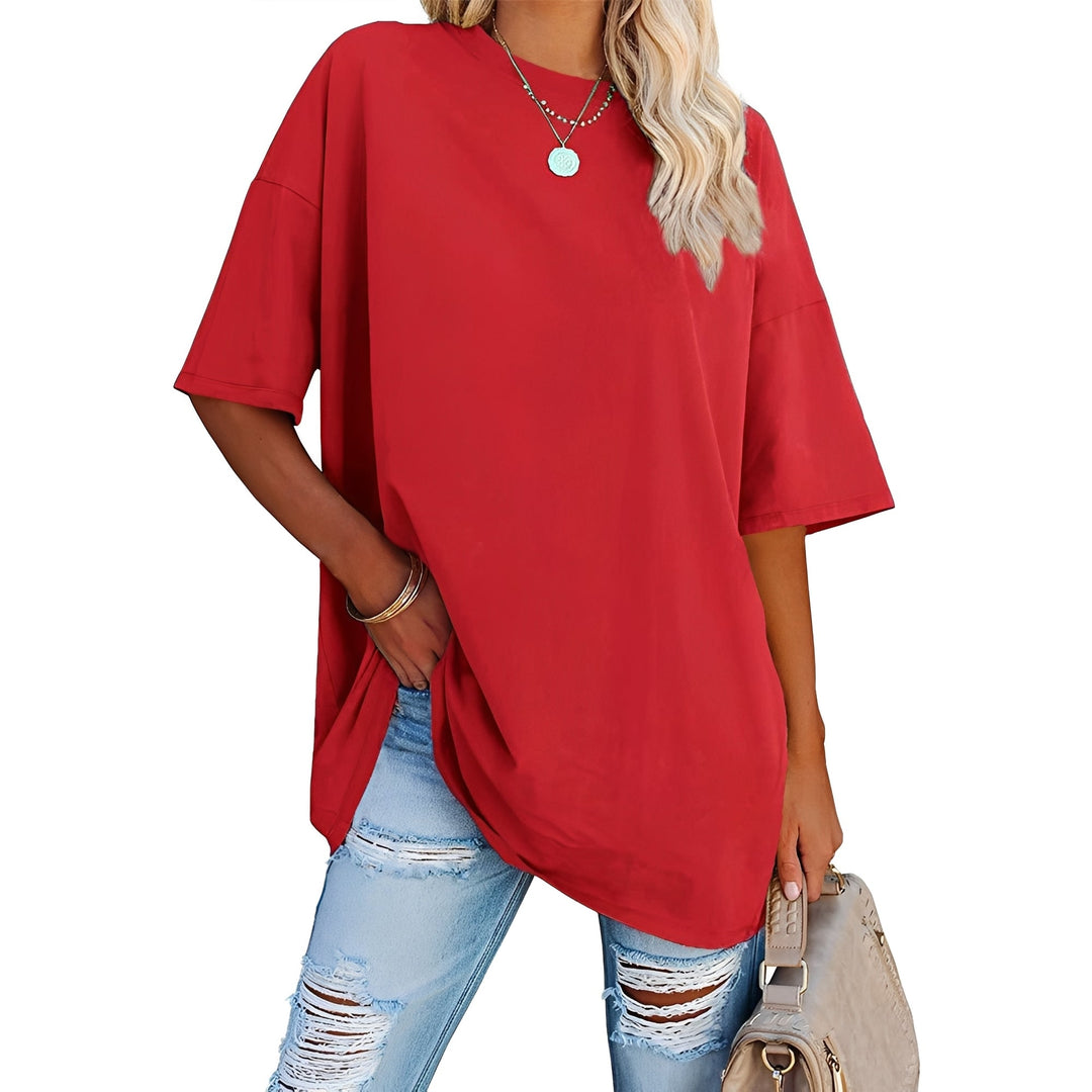 Vestuário feminino diário: camiseta solta com ombro caído. Conforto e estilo descontraído, ideal para o verão.