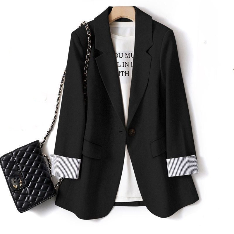 Blazer feminino Nettie versátil para um look profissional e elegante. Ideal para roupa formal ou estilo casual chic.