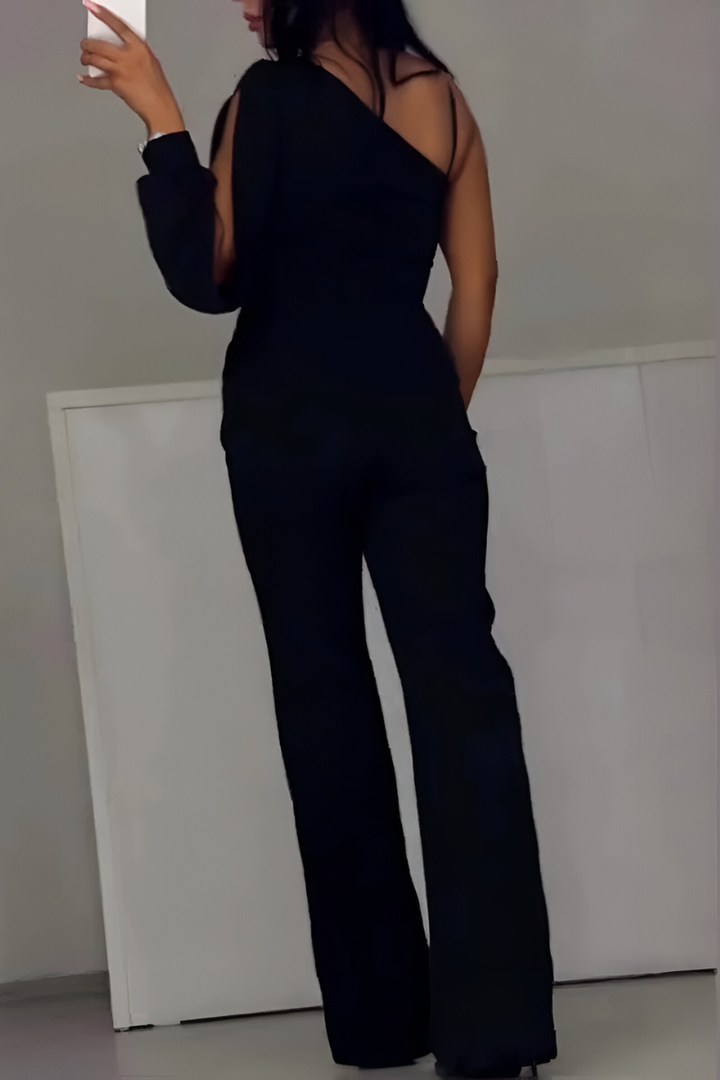 Roupa feminina: macacão preto elegante de pernas largas, moderno e versátil para diversas ocasiões e tendências de moda.