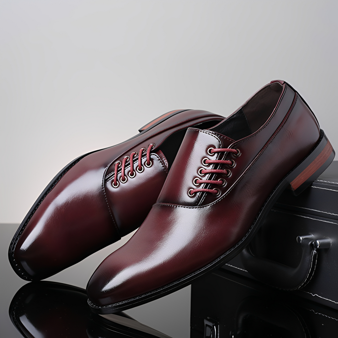 Calçado social masculino de couro marrom, ideal para o trabalho e eventos formais, unindo conforto e elegância.