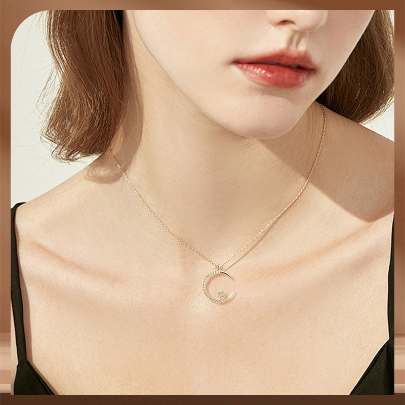 Colar feminino em cobre com zircônias cintilantes, design de estrela e lua. Joia ajustável e elegante.