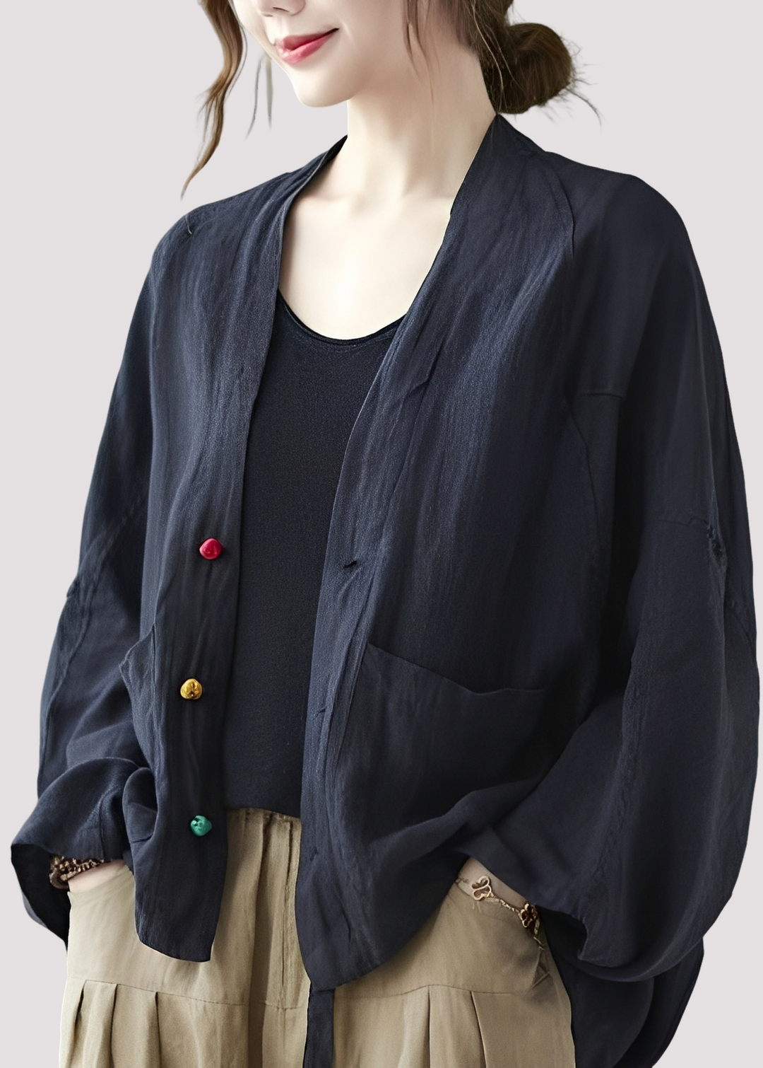 Cardigã feminino folgado com bolsos e mangas morcego. Caimento casual e confortável para outono/primavera.