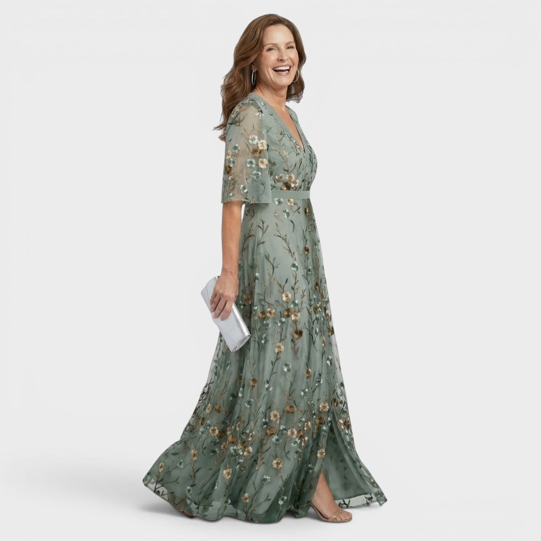 Vestido floral maxi halter com tecido fluido, ideal para festas e verão casual.
