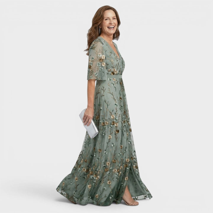Vestido floral maxi halter com tecido fluido, ideal para festas e verão casual.