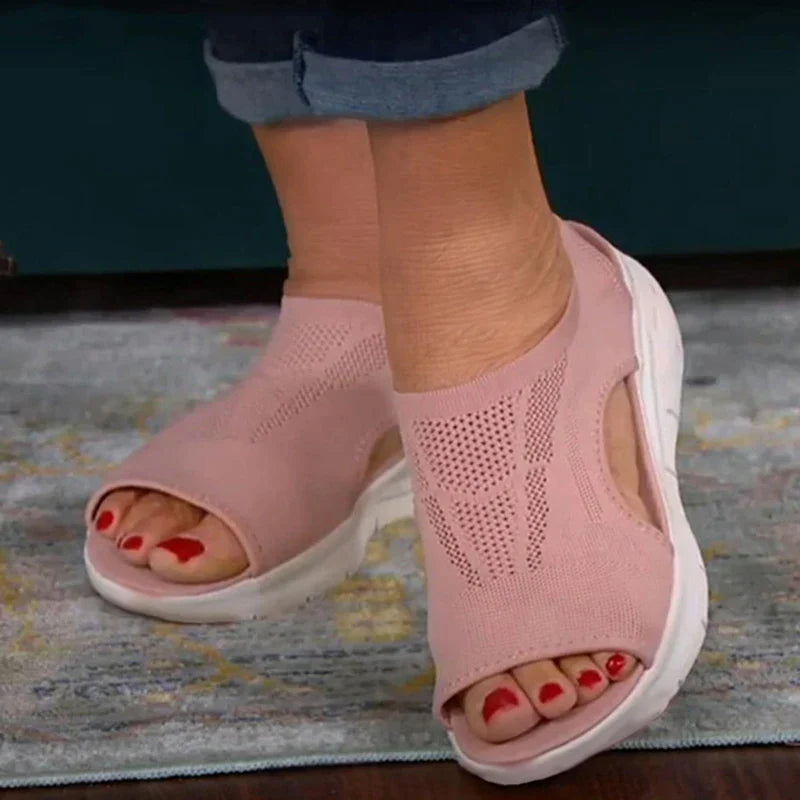 Sandália Aurora feminina estilosa e casual em material respirável, ideal para moda verão e conforto diário.