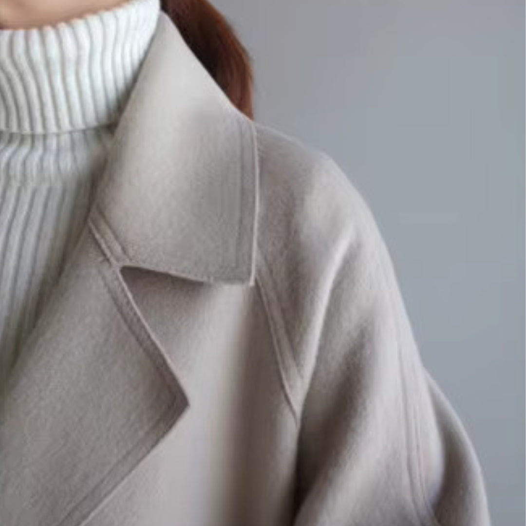 Casaco feminino elegante para look profissional e roupa social, com cinto.