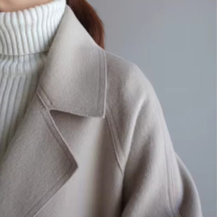 Casaco feminino elegante para look profissional e roupa social, com cinto.