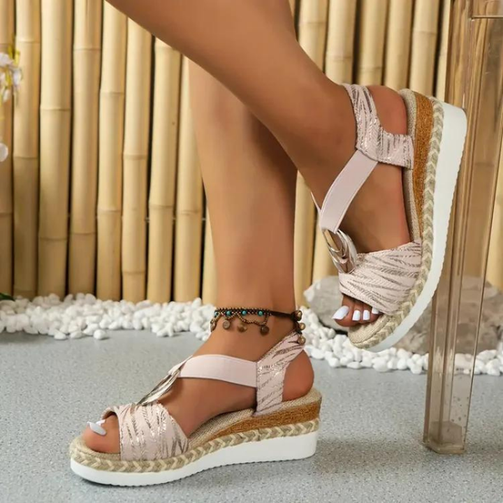 Sandália ortopédica Quinn para mulheres. Material de qualidade, design leve e conforto duradouro para os pés.