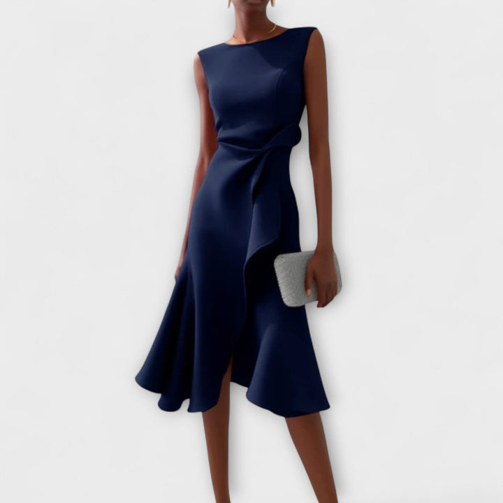 Detalhe frontal do vestido midi feminino drapeado e assimétrico, realçando o design elegante.