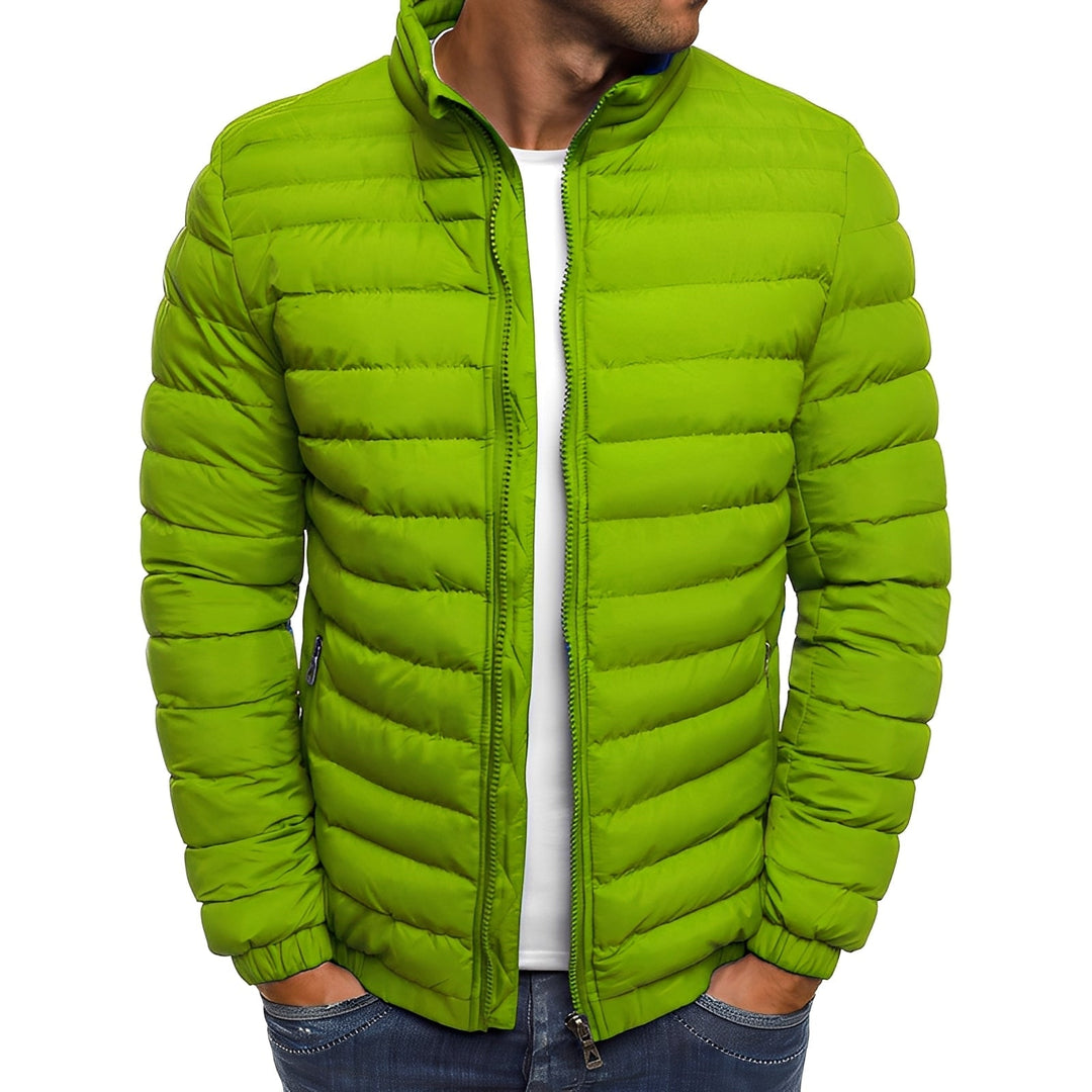 Vista traseira da jaqueta masculina acolchoada leve. Essencial para o inverno, oferece conforto e estilo casual.