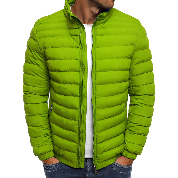 Vista traseira da jaqueta masculina acolchoada leve. Essencial para o inverno, oferece conforto e estilo casual.