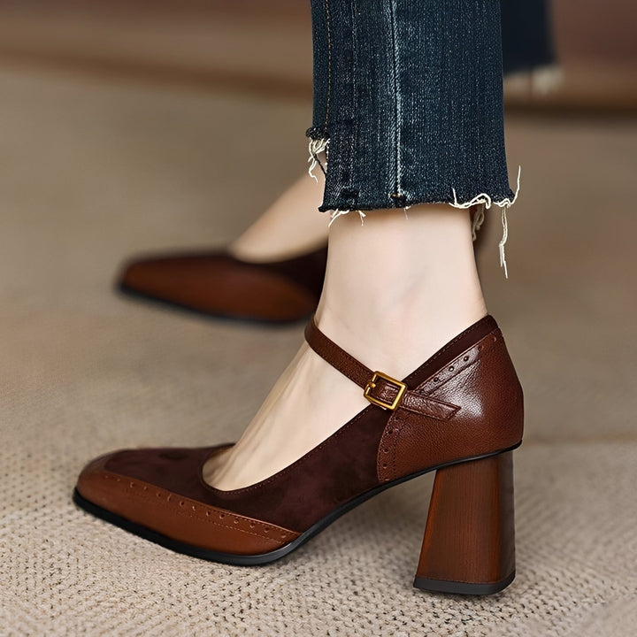 Saltos formais femininos elegantes com salto grosso, perfeitos para eventos e moda verão.