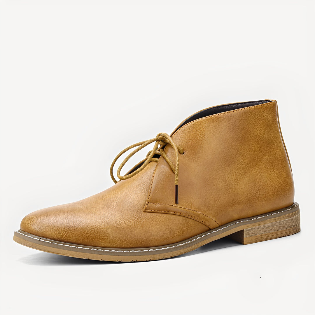 Botas Masculinas Clássicas Kendrick com cadarço, biqueira redonda e estilo atemporal para o homem moderno.