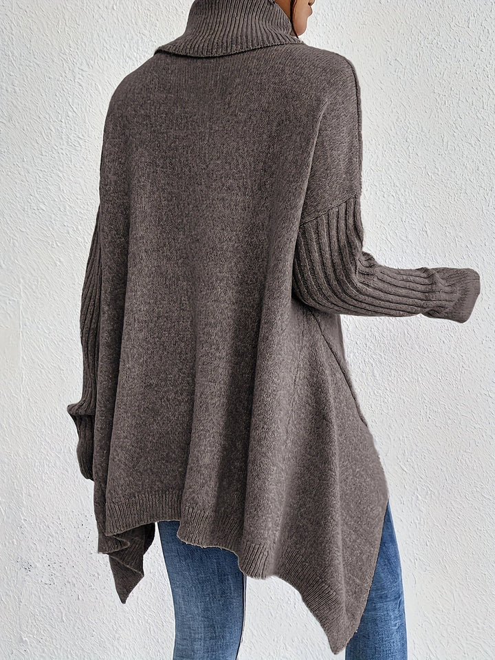 Polo feminina oversized preta, combinando com calça jeans. Look casual e estiloso.