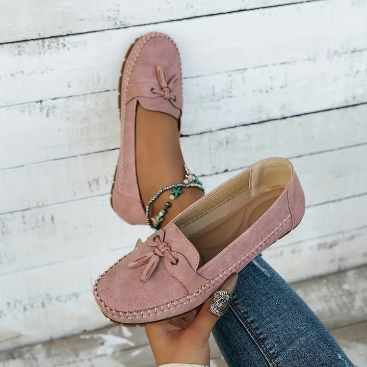 Sapatos mocassins femininos cinza Elisa, perfeitos para conforto e estilo.