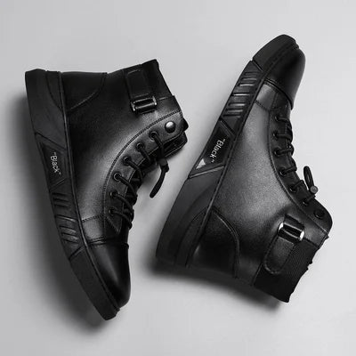 Botas de couro pretas masculinas com sola antiderrapante, ideais para caminhada e aventura segura.