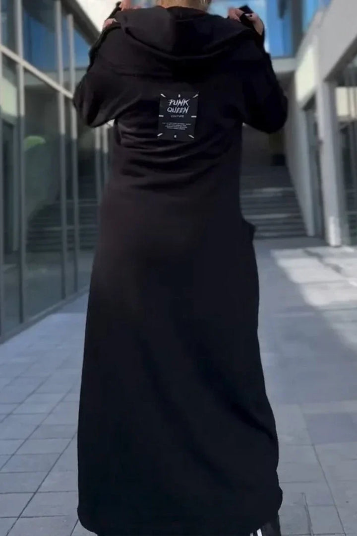 Moletom feminino longo, zíper completo e capuz, oferece conforto e estilo casual para dias frios de outono.