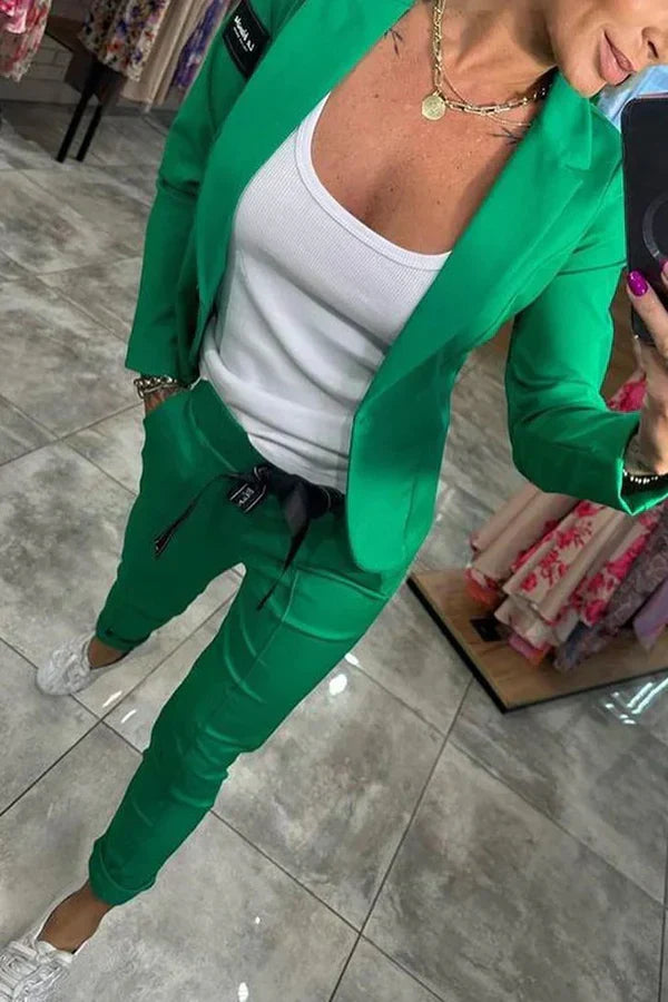 Estiloso conjunto feminino de duas peças: jaqueta aberta e calça jogger para um visual confortável e elegante.