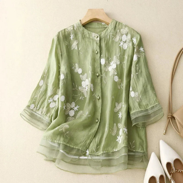 Blusa feminina bordada, elegante e versátil, para composições modernas de primavera.
