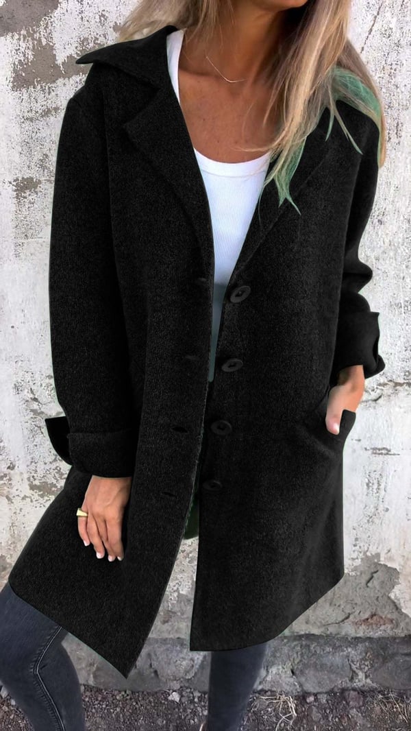 Mulher vestindo casaco feminino casual de lapelas e botões, ideal para um estilo moderno no outono.