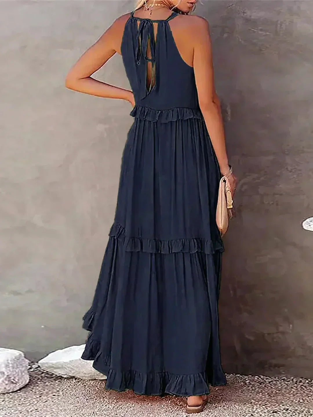 Vestido longo feminino com babados, alças finas. Look boêmio chic para o dia a dia.