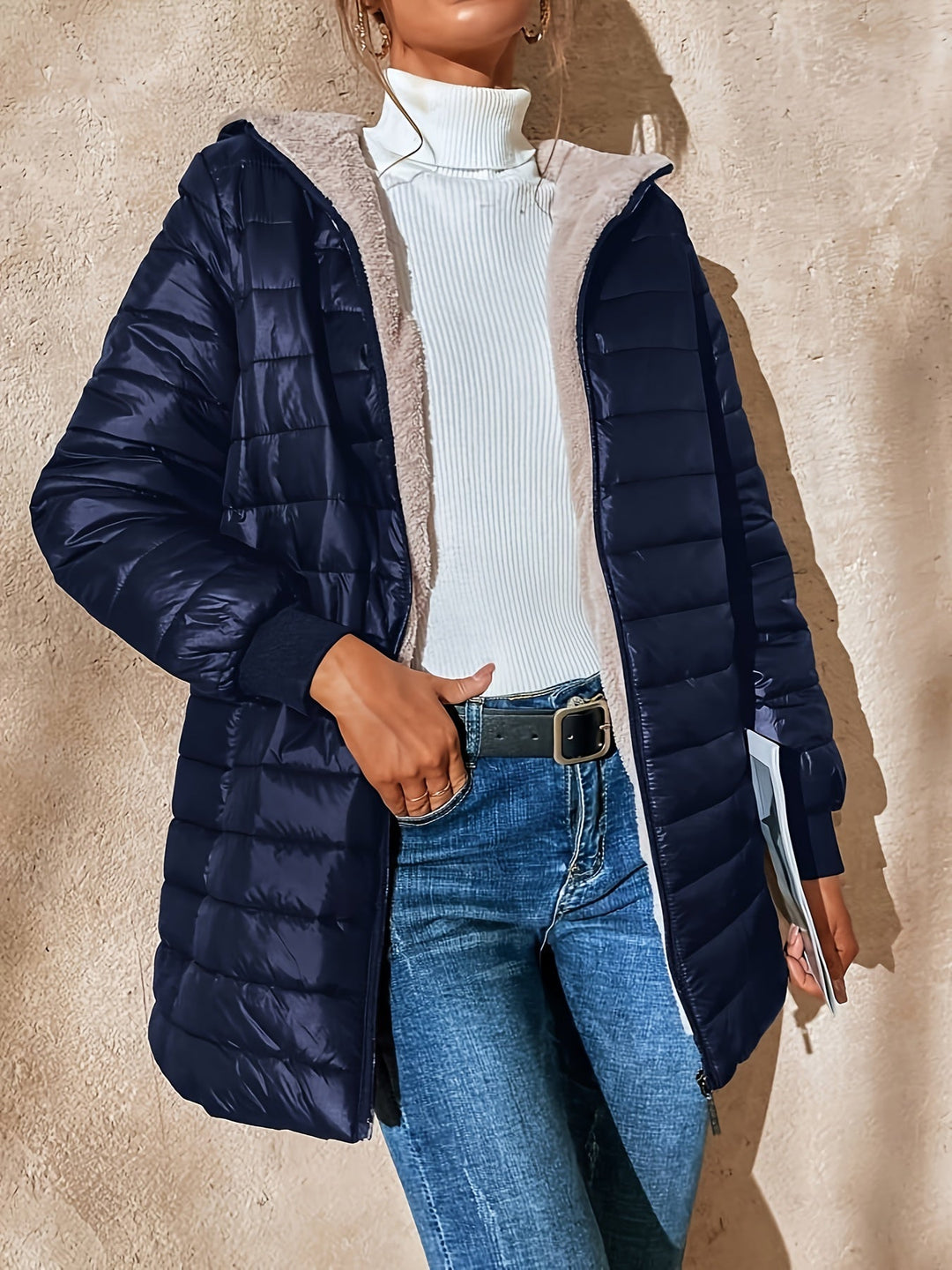 Casaco feminino longo e versátil, oferece proteção e estilo casual chic para outono/inverno.