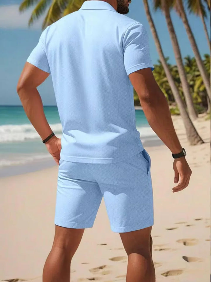 Confortável conjunto masculino de polo e calção para dias quentes de verão.