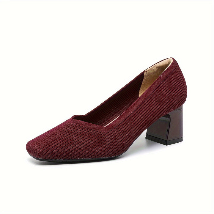 Scarpin feminino com salto bloco, essencial para a moda com conforto e estabilidade.